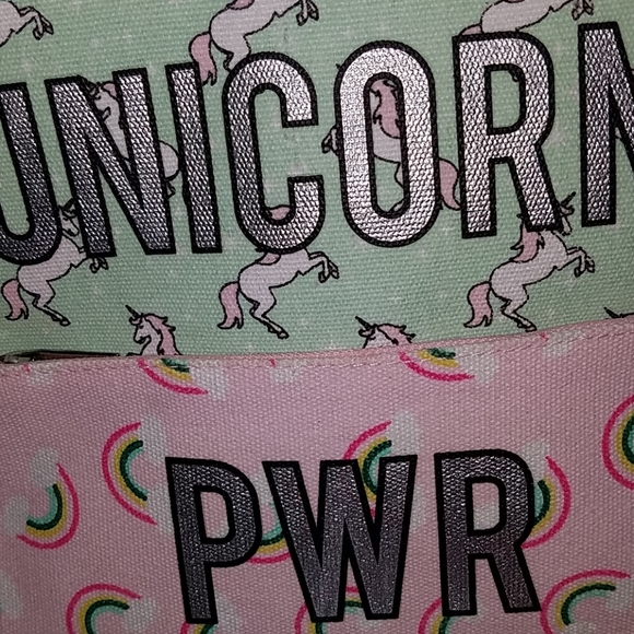 Like new makeup bag and face mask - Picture 2 of 3